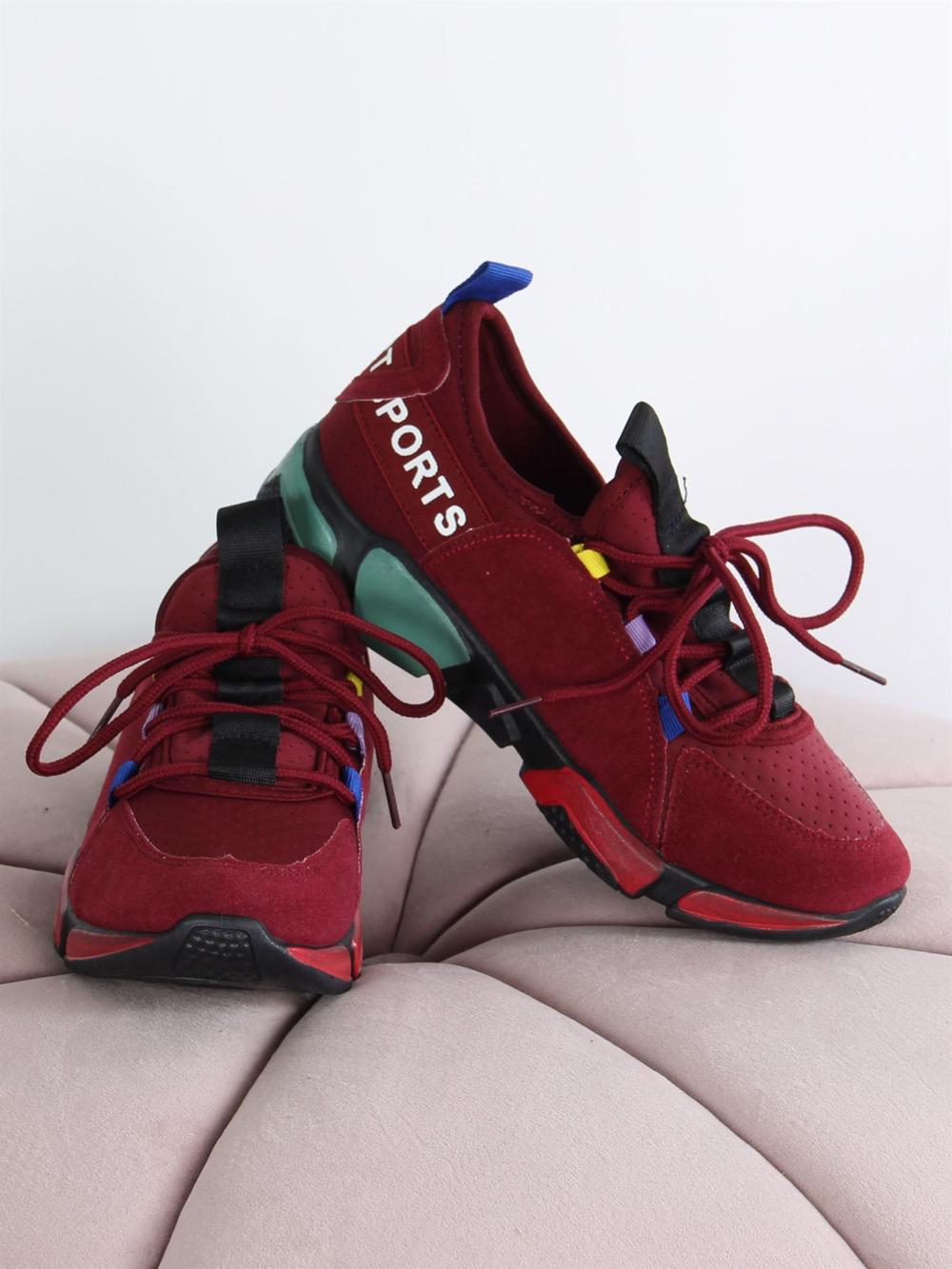 Lura - Svarta sneakers med detaljer i olika färger